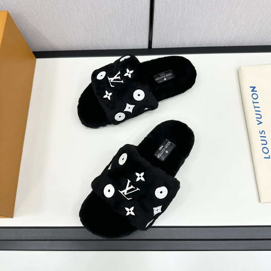 👟👟Ex-factory price 520👟👟 High-end quality L. Latest fur mop 🍟 Original imported genuine leather outsole 🍆 Imported fur-integrated lambswool fabric (LV letters are attached to the car, which is not comparable to wool on the market. The wool on the market is easy to pull out and the quality is comparable🆚) 🧐 Inner lining/foot pads: imported wool 🥰 SIZE: 35-41 (40/41 customized, non-returnable) 🥴 Original packaging